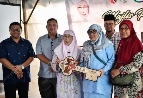 DATUK SERI DR WAN AZIZAH WAN ISMAIL