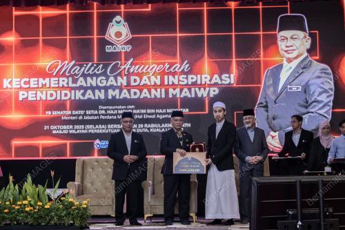 DATUK DR MOHD NA'IM MOKHTAR