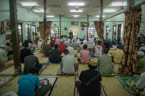 PEMATUHAN SOP PKPP OLEH JEMAAH SOLAT JUMAAT