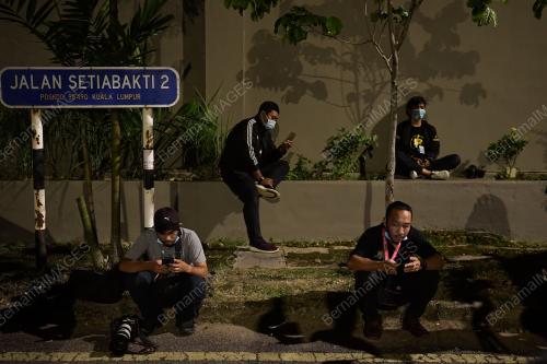 PENGAMAL MEDIA MENANTI PENGUMUMAN PERDANA MENTERI SUSULAN TITAH YANG DIPERTUAN AGONG BERKENAAN KETIADAAN DARURAT