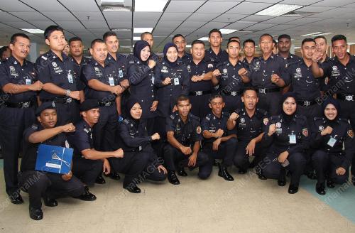 ANGGOTA POLIS BANTUAN