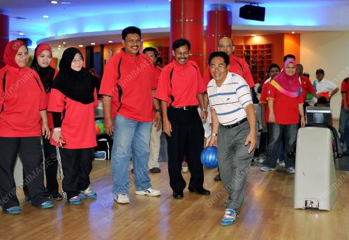 KL22_29042012_BOWLING