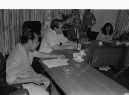 LEE SAN CHOON MEET TRANSPORT OPERATORS AT HIS OFFICE
