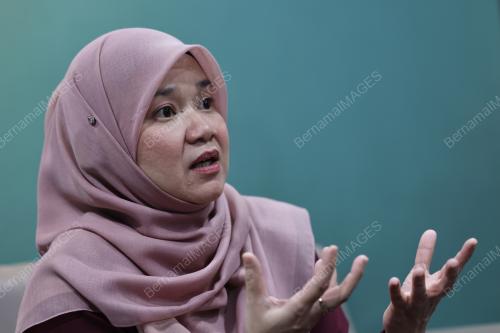 FADHLINA SIDEK
