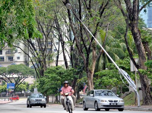 TIANG LAMPU PATAH