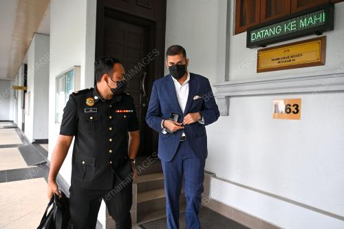 PENGARAH SYARIKAT DIDAKWA MINTA SUAPAN RM5 JUTA