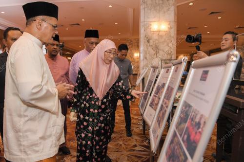 DATUK SERI DR WAN AZIZAH WAN ISMAIL