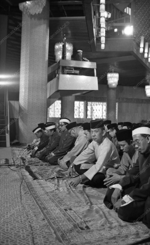 KL23_03082015_AGONG_SOLAT