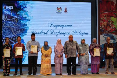 DATUK SERI DR WAN AZIZAH WAN ISMAIL