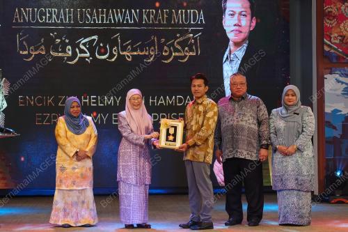 DATUK SERI DR WAN AZIZAH WAN ISMAIL