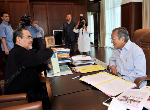 KL23_05042013_MAHATHIR_SIDEK