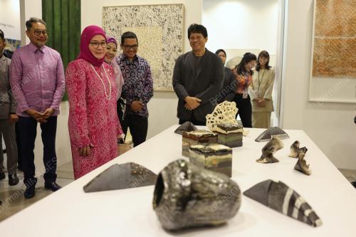 TUNKU AZIZAH AMINAH MAIMUNAH ISKANDARIAH