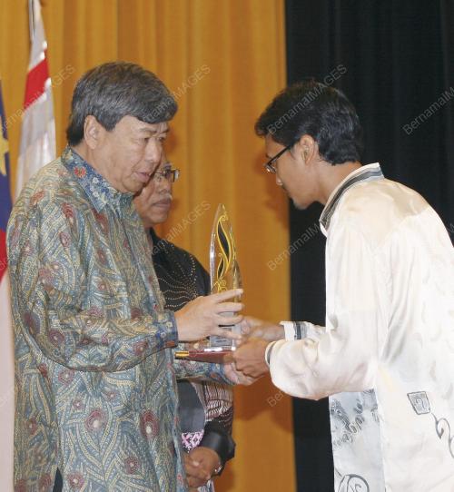 SHARAFUDDIN IDRIS SHAH