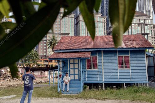 RUMAH BIRU KAMPUNG BARU