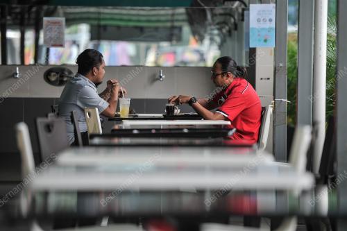 ORANG RAMAI MAKAN DI DALAM KEDAI