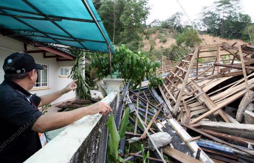 TANAH RUNTUH DI BUKIT ANTARABANGSA
