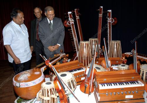PENYERAHAN ALAT MUZIK KLASIK INDIA