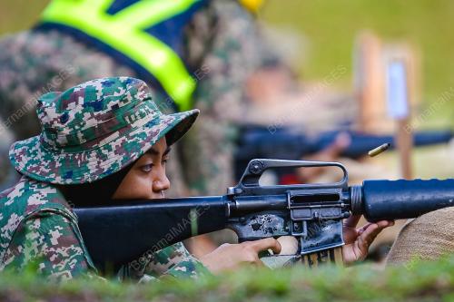 LATIHAN MENEMBAK PELATIH WANITA PLKN 3.0