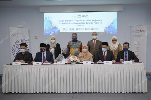 DATUK SERI DR ADHAM BABA