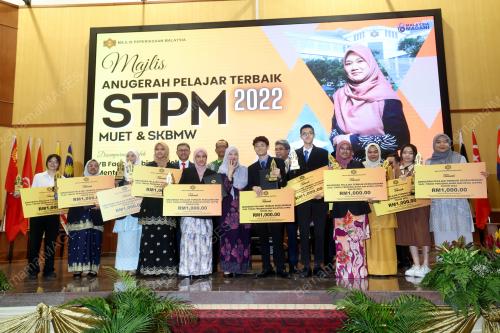 FADHLINA SIDEK