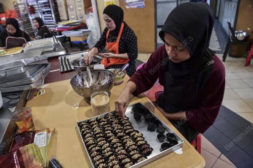 BISKUT RAYA