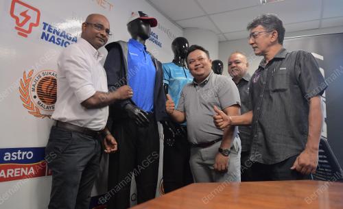 PENAJAAN PAKAIAN RASMI