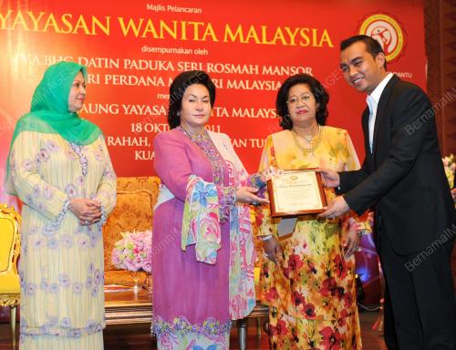DATIN SERI ROSMAH MANSOR