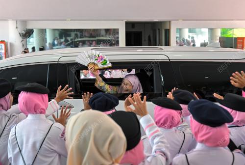 DATUK SERI DR WAN AZIZAH