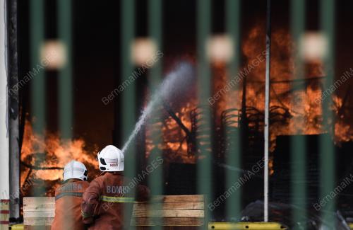 KL23_20122018_BOMBA_TERBAKAR