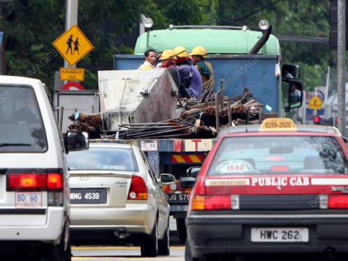 LORI BESI BAWA PENUMPANG