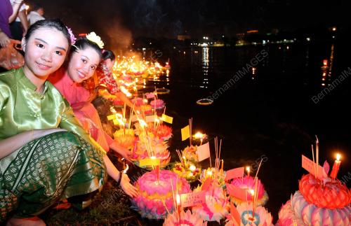 LOY KRATHONG
