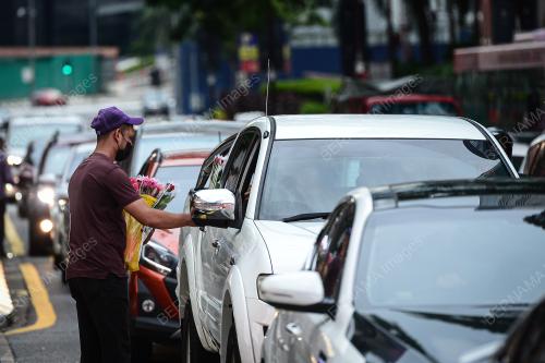 AKTIVITI PERNIAGAAN WARGA ASING