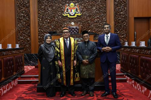 ANGKAT SUMPAH AHLI DEWAN NEGARA