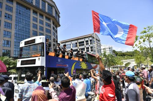 AHLI PARLIMEN MEMASUKI PERKARANGAN ISTANA