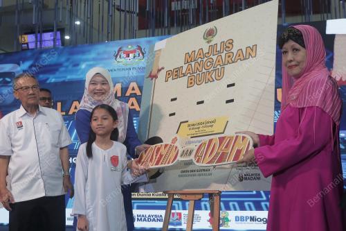 FADHLINA SIDEK