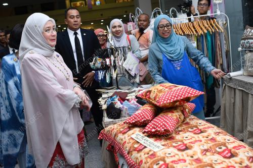 TUNKU AZIZAH AMINAH MAIMUNAH ISKANDARIAH