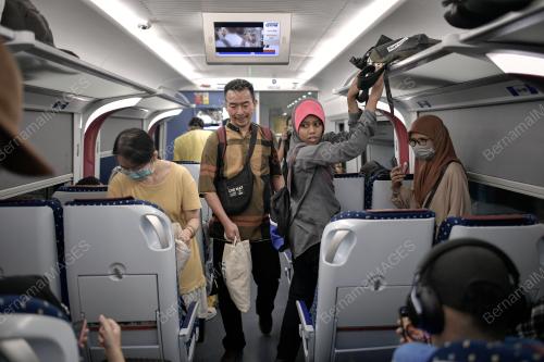PENUMPANG KTM PULANG AIDILFITRI