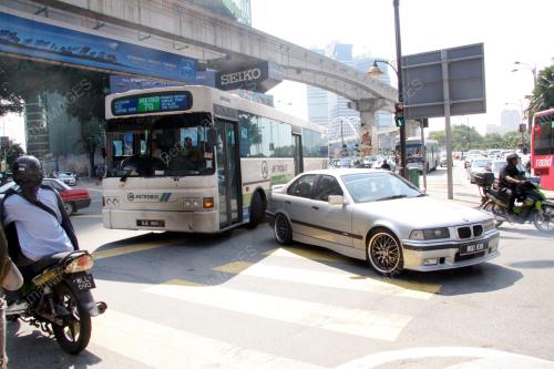 BAS DAN KERETA "POTONG JALAN"