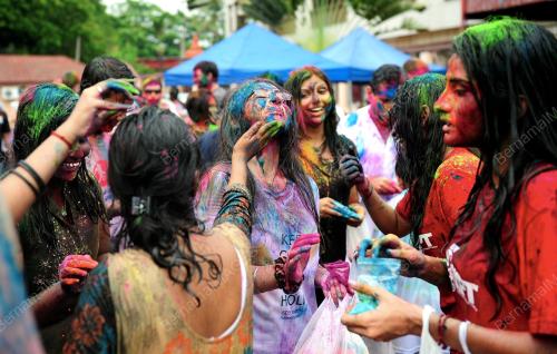 KL23_31032013_HOLI1
