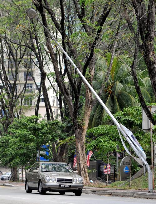 TIANG LAMPU PATAH