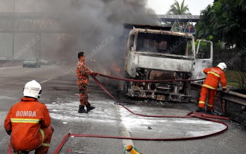 KL24_01032014_LORI_TERBAKAR