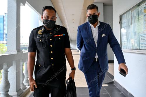 PENGARAH SYARIKAT DIDAKWA MINTA SUAPAN RM5 JUTA