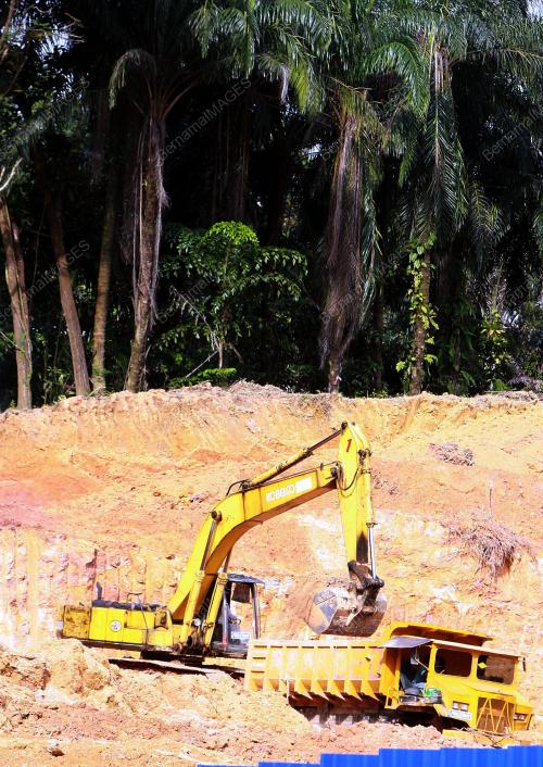 PEMBANGUNAN DI LERENG BUKIT