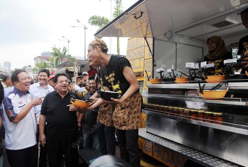 KL24_04062016_FOODTRUCK