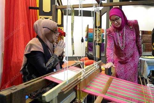 TUNKU AZIZAH AMINAH MAIMUNAH ISKANDARIAH
