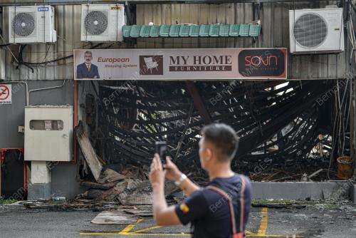 KEDAI PERABOT TERBAKAR