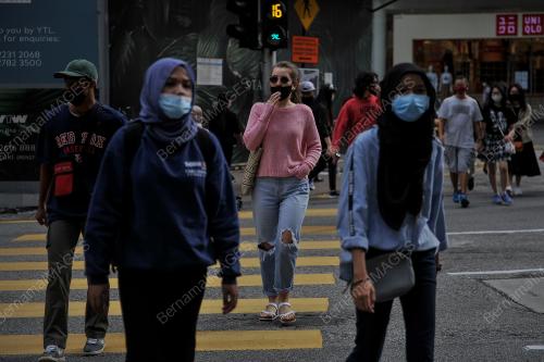 ORANG RAMAI MEMATUHI SOP