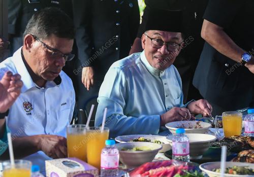 ANWAR IBRAHIM MAKAN TENGAHARI