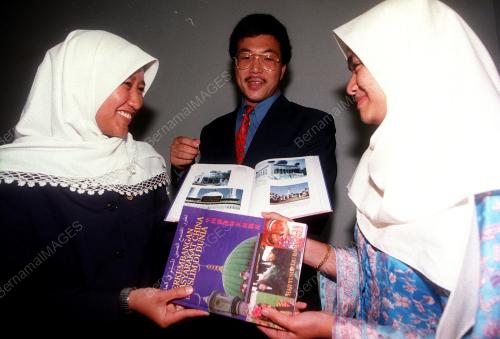 KL24_07012016_PELANCARAN_BUKU