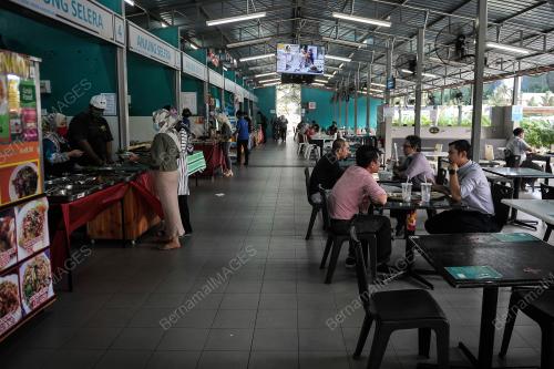 ORANG RAMAI MAKAN DI DALAM KEDAI